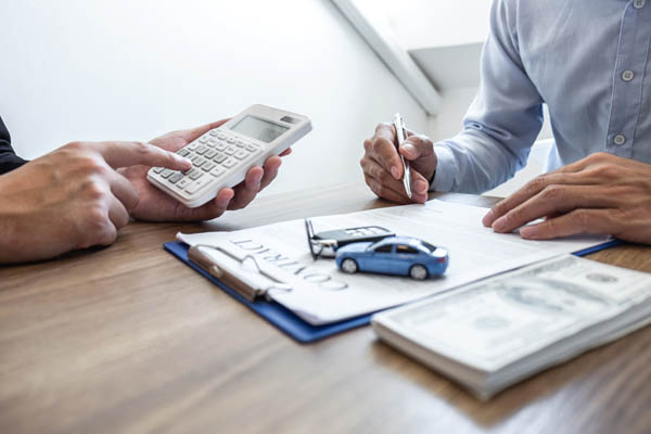 Car Rental And Insurance Concept, Young Salesman Presenting Prom Imagen de Car Rental And Insurance Concept, Young Salesman Presenting Prom